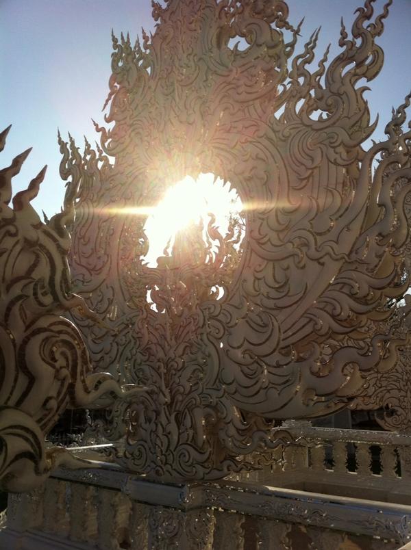 DavidC_GAdv's tweet photo. The White Temple in Chiang Rai http://t.co/ddCunuTU