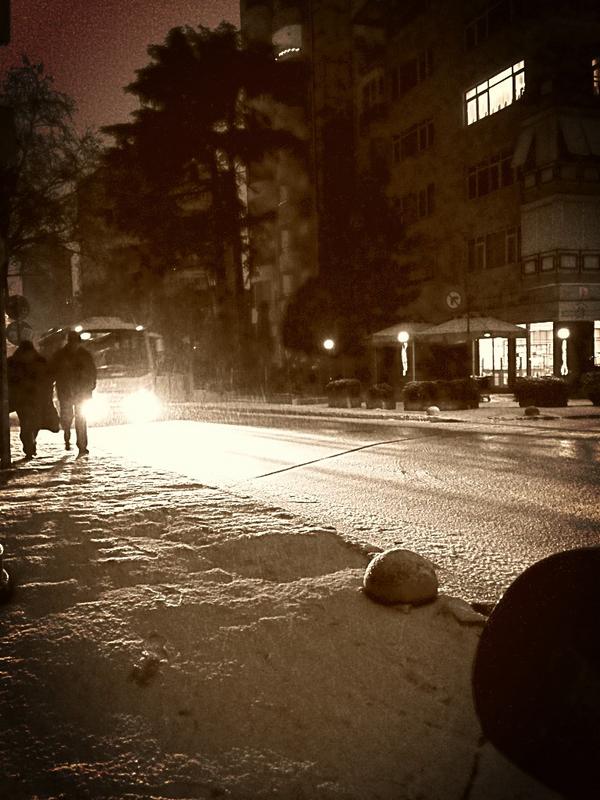 iCadde's tweet image. Kadıköyde sabahın ilk saatlerinde kar yolları kapatmak üzere