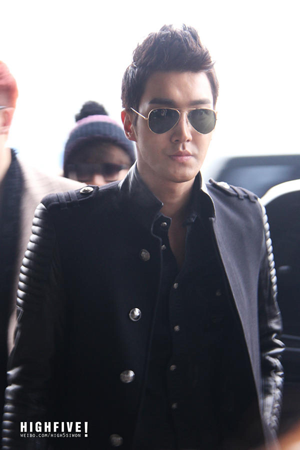 130107 Siwon at Gimpo Airport 【Do not edit the pictures or cut the logo.】