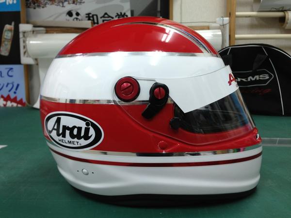 jee026's tweet photo. ARMSさんからオーダーされたレース用ヘルメットのプロトタイプが完成した。これはすべてステッカーで製作している。丸い物にステッカーを貼るのは結構大変。 http://t.co/e2DXi7Qq