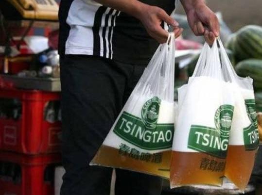 9CHILLED's tweet photo. Mean while in China...
"3 Packs of beer, for Take-away please!"
(This is how you "Da-Pao" Beer!) Haha! http://t.co/7sCBdA5Y