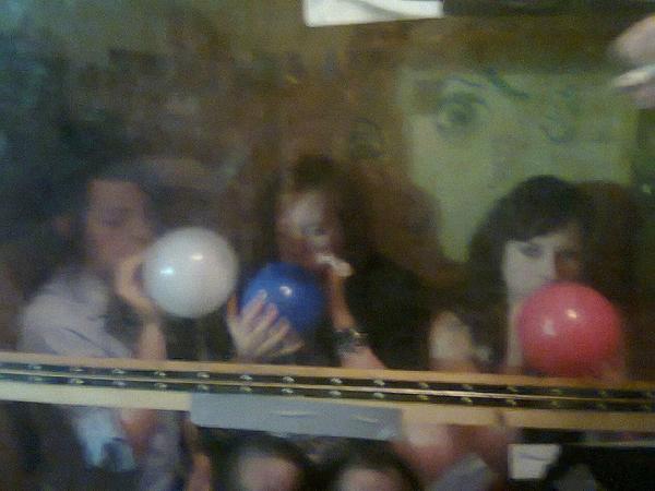 sash9bash's tweet image. #threegirls #threeballoons #onebox
