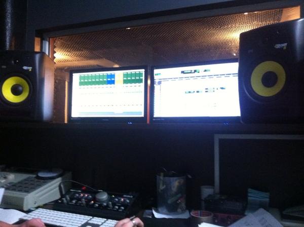 parasit523's tweet photo. #studiotime http://t.co/dCHDoioK