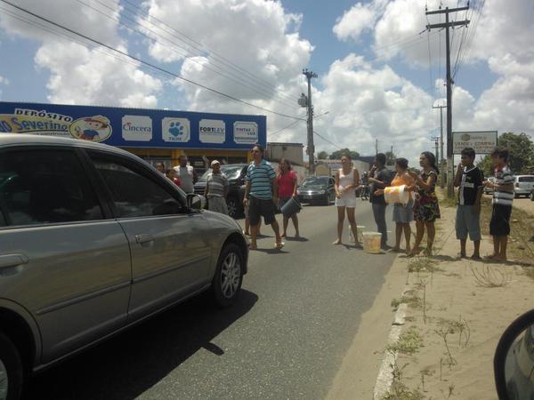 Alissonst1's tweet photo. @tvclubePB  aqui em tibiri 2 paramos o transito para pedimos aguá aki em tibiri 2 ja faiz 3 mese que esta sem aguá http://t.co/zwk6VyZF