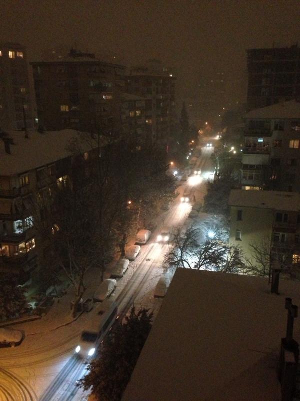 iCadde's tweet image. Erenköy'de kar ara sokakları kapatmak üzere.