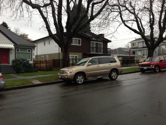 PaulWu604's tweet photo. Cars everywhere trying to drop kids off at school and you get retards like this.  Seriously!?! http://t.co/0NIjp4Tl