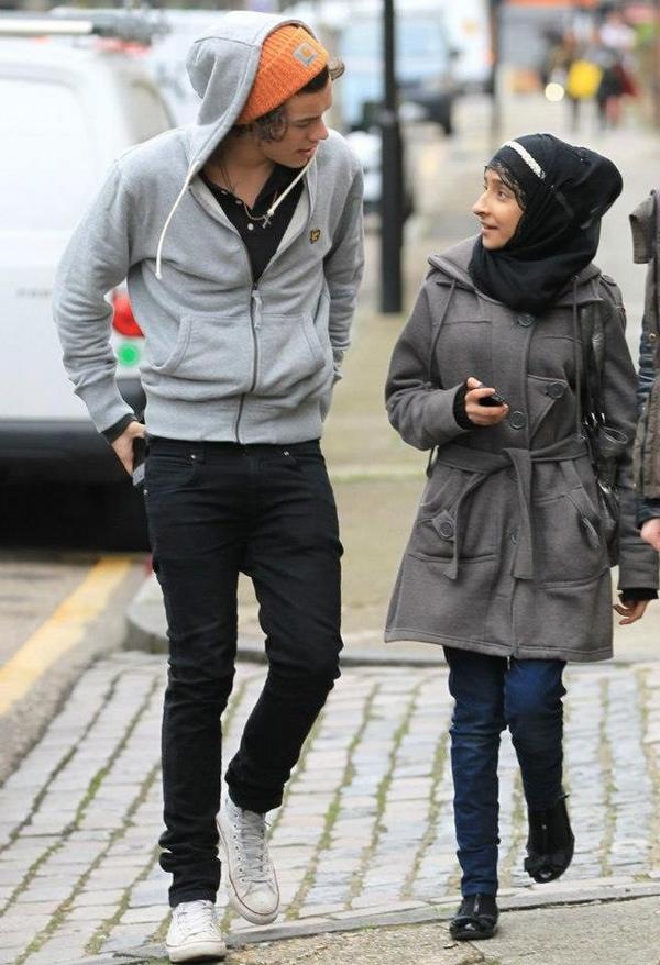 UGotThat_1Thing's tweet photo. Harry looking more interested in a fan than he ever looked with Taylor #sorrynotsorry 
Photo via @1DSuperHumans http://t.co/uxKuW0nY