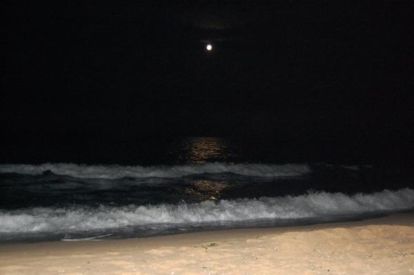 Ночь у берега 83 глава вк. Ночь на берегу моря. Каспийское море ночью. Ночной пляж. Пляж ночью.