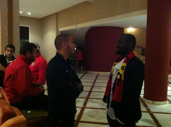 ESTunisOfficiel's tweet photo. Moment des adieux, Yannick et Ragued  avant la cérémonie en l'honneur du Camerounais http://t.co/a2hjyLaT