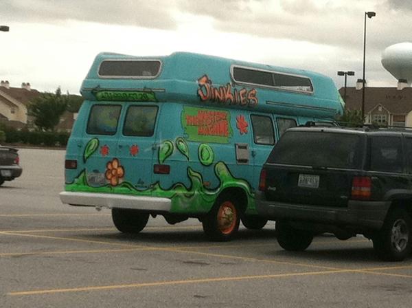saraconnell's tweet photo. @RIprobz someone in #RI owns a mystery machine! http://t.co/qbQuP4G8
