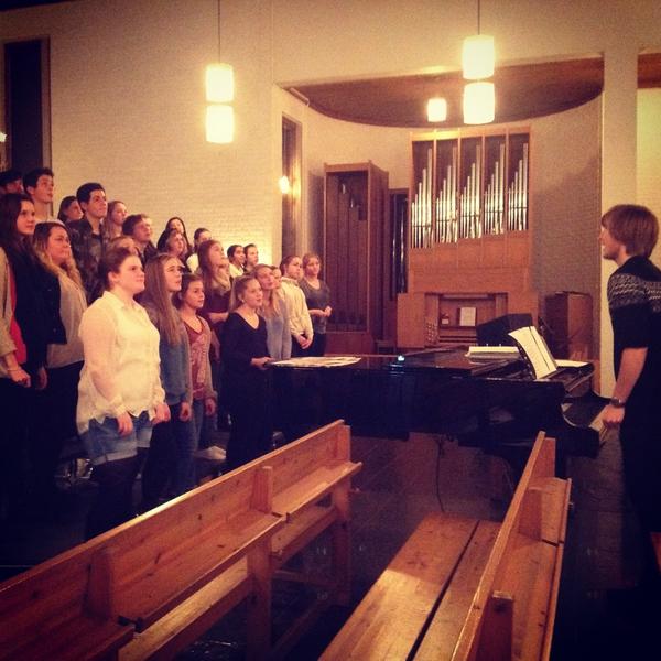 Og koret er fullt i gang! #nansettensing #førsteøvelse2013 #olebørud #backyardparty