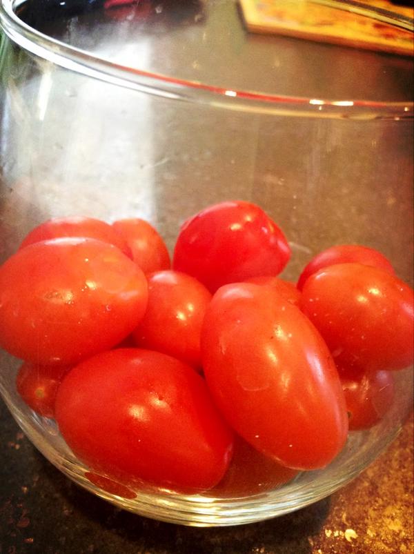 SkinnybyS's tweet photo. #TweetWhatYouEat organic grape tomatoes 😊👌🍅 http://t.co/0rrf13qG