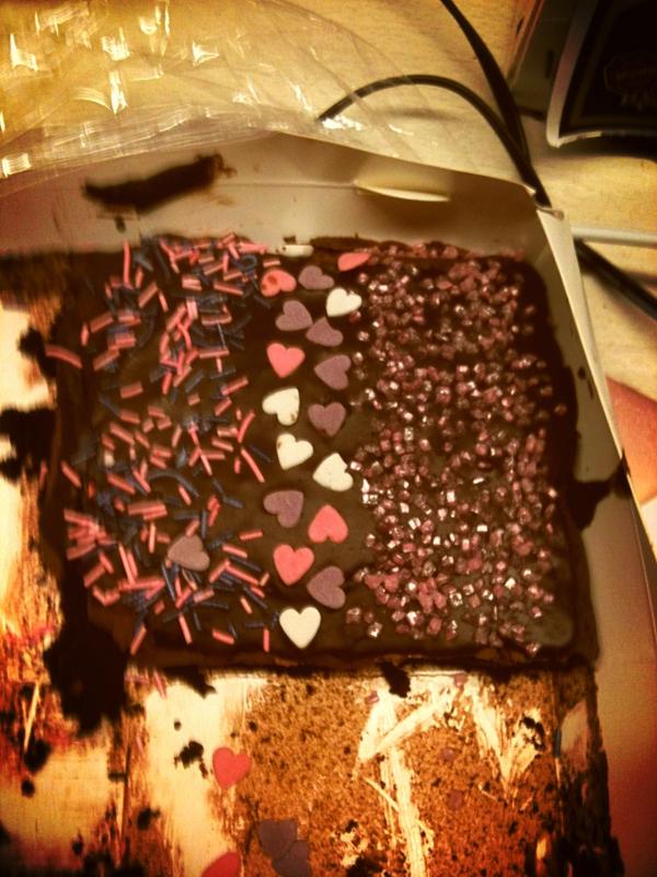 YOLOhanne's tweet photo. Mmmh!! Brownie med @Idispiqen #MadeInChina #SødesteRoomie #NytårsforsætOpIDenHer #AristocatsErTheShit http://t.co/mnsJKhqc