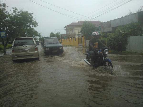 Tips Aman Berkendara  Di Jalan Saat Musim Hujan - AnekaNews.net