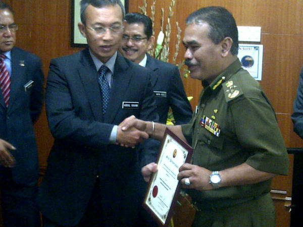 RELA_phuluslgor's tweet photo. RT @KP_RELA: :Sijil MyRELA gantikan I-RELA dr SUB IT n DS KSU @KDNPUTRAJAYA @relamalaysia @HishammuddinH2O http://t.co/UfyCi6mG