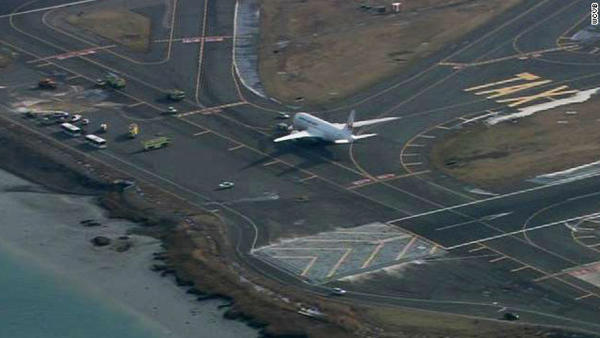 JimBarnettNews's tweet photo. Dreamliner crew unaware of fuel spill as jet prepared to thunder down runway in Boston http://t.co/vJplikVX @CNNTravel http://t.co/JScLSAGN