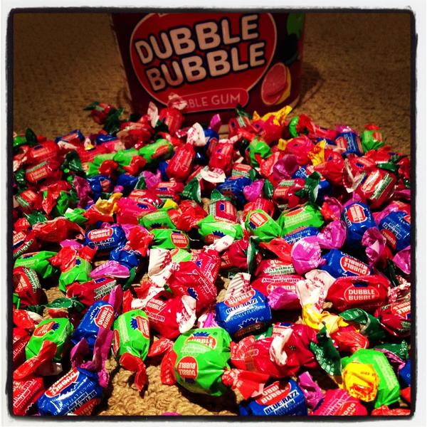 DUBBLEBUBBLEman's tweet photo. Are you a fan of Dubble bubble?🎉 #dubblebubbleman #dubblebubble  #bubblegum #gum http://t.co/b0twtwoX