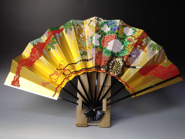 1sensu's tweet photo. 海外の方へのお土産にピッ��リの【飾り扇子】は、一年中、大好評です♡
京水引を使った、和風の���料ラッピングも承りますので、お気軽にお申し付けくださいませ。
http://t.co/wBWzlxl8 http://t.co/f2wkdXSI