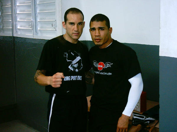 SentoTsunami's tweet photo. @RealMiguelCotto Junito no puedes retirarte asi,eres el orgullo de tu isla. http://t.co/aV8JCFYp Un abrazo desde España http://t.co/3ovS2oji