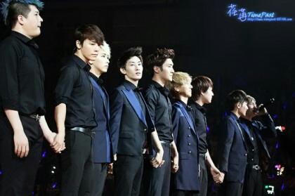 IdolBook_Bot's tweet photo. *아.사 No.1[슈퍼주니어/이특희철한경예성강인신동성민은혁동해시원려욱기범규현/생일:051106/소속사:SM/인사법:손바닥을내밀며)우리는슈퍼주니.어예요!/타이틀곡:쏘리쏘리,스파이 등../추천곡:달콤씁쓸,사랑이죽는병] http://t.co/R9JLRAIv