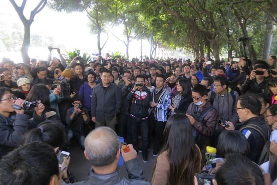 ChineseWSJ's tweet image. 【《南方周末》编辑达成协议 事件影响扩大】- 《南方周末》编辑同广东省有关部门达成口头协议，此前参与抗议的记者不会受到处罚，政府宣传部门今后在报纸出版前也不会对内容进行直接干预。t.cn/zj34Bhy