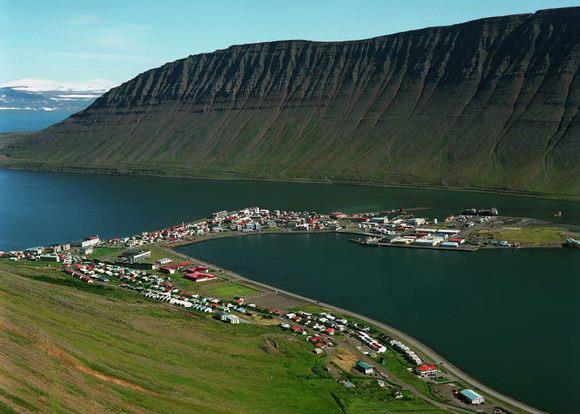 Mirip <a href="/DanauToba/">Danau Toba</a> yah :) , yuk! ke <a href="/DanauTobaku/">Danau Toba Indonesia</a>