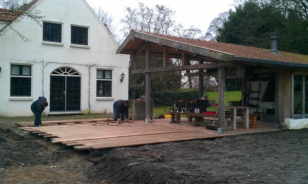 uwhovenier's tweet photo. De laatste afwerking aan een hardhouten vlonder, hier kunnen ze straks genieten van het mooie landelijke uitzicht... http://t.co/v3E3ZcZx