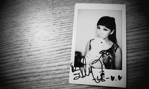 LE_EXID's tweet photo. I FEEL GOOD!~특별한 내 팬 싸인하고 모든 사람들에게이 들어, L.E.G.O에 특히 여러분 고마워요 우리를 지원합니다. 우리는 당신을 정말 사랑하고 돌!!♥♥ http://t.co/4OQU4nrB