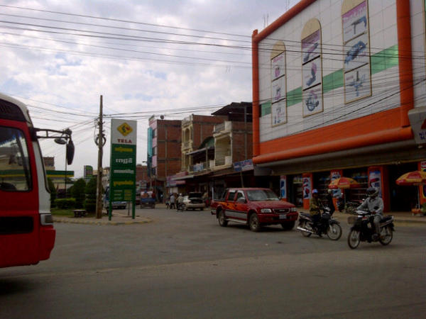 squoque's tweet photo. @DjChiamaItalia ciao Lino ciao Nicola siamo il gruppo cambogia discovery, ormai in rientro. Saluti da battambang! http://t.co/FoluDdyW