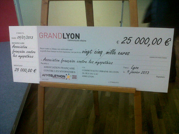 Telethon_France's tweet image. RT @Telethon_ForceT Remise du cheque du Grand Lyon pour le #Telethon2012