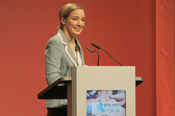 BMBFSFJ's tweet photo. Kristina Schröder (@schroeder_k) beim 2. Berliner Demografie Forum http://t.co/6ESbil9R #BDF2013 /cj http://t.co/5utsHMBu