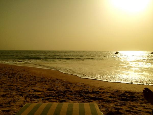FrogRosbif's tweet photo. Just another day at the beach... I feel for all you guys back home http://t.co/PKPcASyI