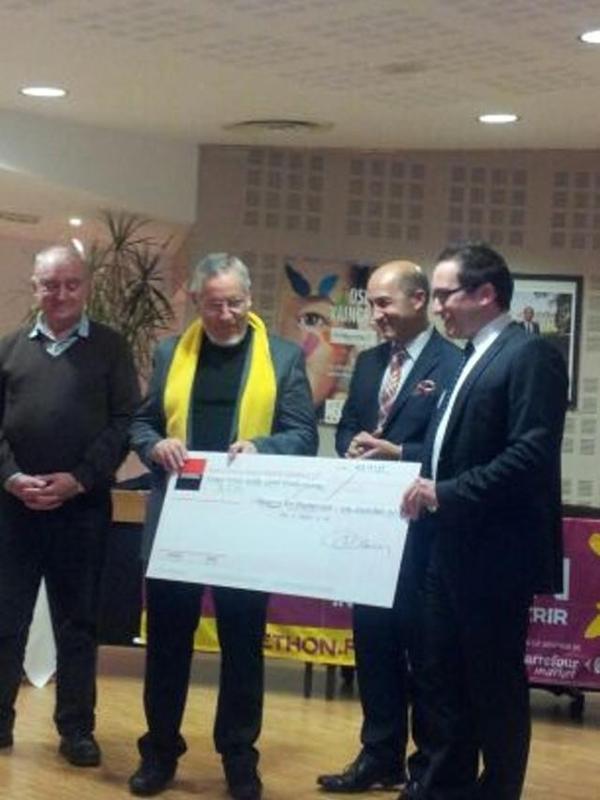 BHouillon's tweet image. Bravo à #magny78 grande famille #solidaire : 23 103 € pour le #Téléthon2012 chèque remis avec Daniel Tammam pour #otm