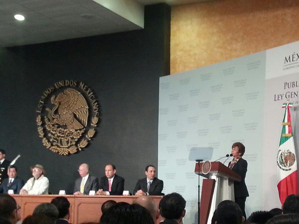 PRDMexico's tweet photo. El #PRD en voz de nuestra compañera legisladora @angelicadelap celebra la promulgación de la #LeyGeneralDe Víctimas http://t.co/pqpfHroT