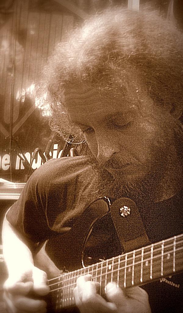 Rhythmsync's tweet image. Guthrie Govan on the Rotosound stand just noodling away!
An exquisitely talented Guitarist!!!!!