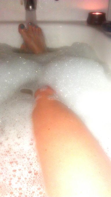 Decided to stop everything, and take a bubble bath by candlelight ;D anyone interested in a bath show<a href="/tag/thongthursday"class="tags"><span>#thongthursday</span></a>