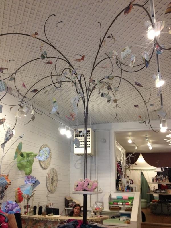 RwatersATL's tweet photo. Angelique Is darling with a very unique display piece displaying contributions from local artists #BigEDENS http://t.co/yGWwZak7