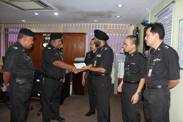 prsgblh's tweet photo. PENYERAHAN SUMBANGAN  DERMA KHAIRAT KEBAJIKAN IPPM KEPADA KPL 6781 Wan Zailan Wan Draman DAN WP 5291 ARIFF B ABDULLAH http://t.co/hKhS1M1e