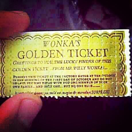 Сколько золотых билетов. Золотой билет. Золотой билет на фабрику. Золотой билет на шоколадную фабрику.