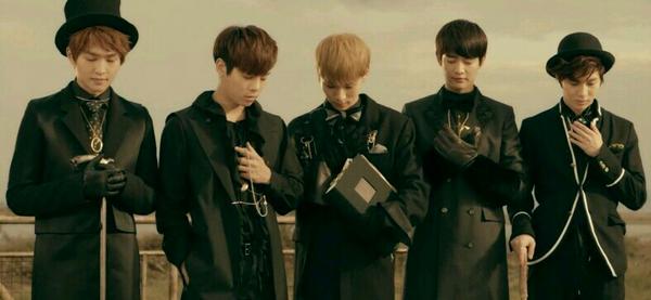 IdolBook_Bot's tweet photo. *아.사 No.2 [샤이니/온유민호종현키태민/생일:080525/소속사:SM/인사말:안녕하세요 빛나는 샤이니입니다./타이틀곡:루시퍼,셜록 등../추천곡:늘 그자리에] http://t.co/HGlewZwk
