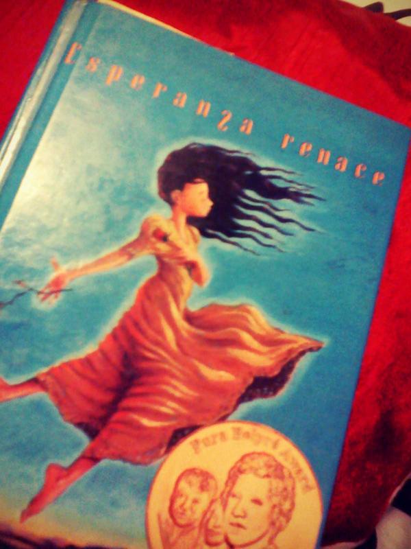 Monchis_314's tweet photo. New book to read #EsperanzaRenace :] http://t.co/icA8AwIY