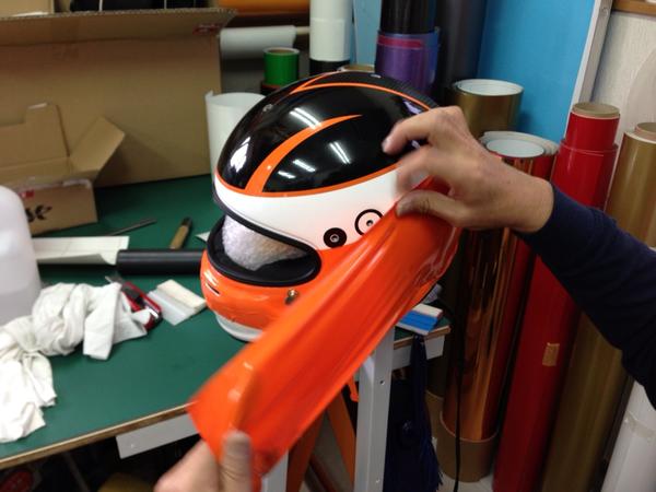 jee026's tweet photo. 本日もヘルメットのカラーリングをしています。写真のようにすべて手作業なので、1個作るのに4時間はかかります。 http://t.co/6LhnQGk5