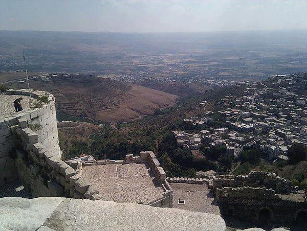 SyriaInPhotos's tweet photo. The view of #Homs from atop one of the Citadel's towers. ||

منظر مدينة حمص من أبراج القلعة || #Syria http://t.co/SGi3XIEU