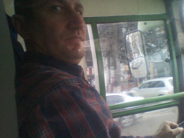 Vorbea la telefon tot drumul...chit că e șofer de autobuz pe ruta 33