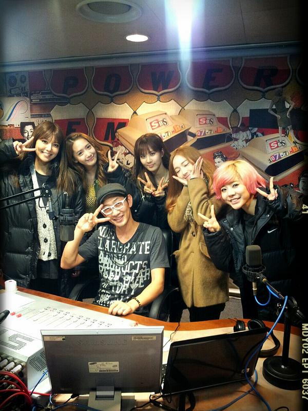 [PIC][10-01-2013]YoonA - Jessica - Sunny - SeoHyun và SooYoung ghi hình cho chương trình Radio "SBS Kim Chang Ryul's Old School" BAPOZ8jCIAACBNS