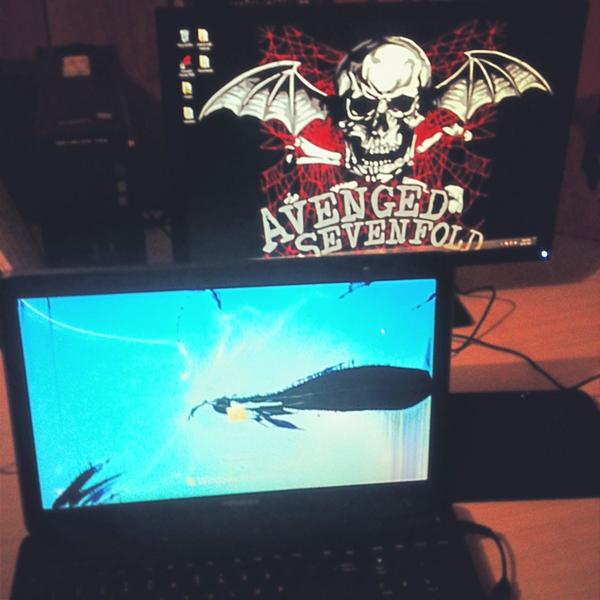 giddymosh's tweet photo. Cause real gamers always have  a back up plan :P #laptop #pc #broken #avengedsevenfold #planB #backupplan http://t.co/c2iSFCbb