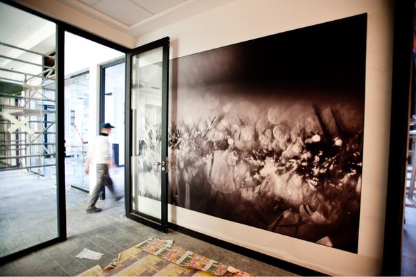 Stadsfotograaf's tweet photo. De eerste Wallpapers hangen in het nog in opbouw zijnde nieuwe balieplein! Knap! #genk #trots #zietergoeduit @stadgenk http://t.co/wFwPMOCa