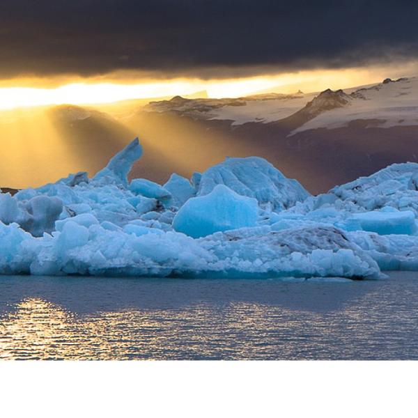 reesaunders's tweet photo. Iceland, WOW! "Best light I have ever seem in my life. No edit. No filter" ~@chrisburkard http://t.co/CsVg2jCe