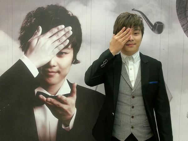 magicconcert's tweet photo. 오늘도 공연후에 사인회가 진행됐답니다! 사인회 마치고 오늘도 여러분들을 위한 사진 한컷 올려드립니다. 남은 공연이 많지 않습니다! 아직 <최현우 매직콘서트 셜록홈즈2>를 만나지 못한 분들~어서어서 서두르세요~^^ http://t.co/3aR2soXc