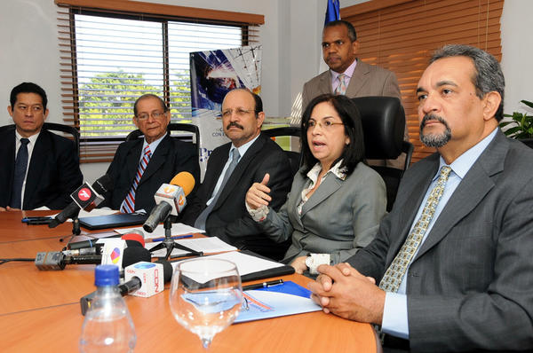 Directora de PROMIPYME Maira Jimenez firma acuerdo de financiamiento a industriales y procesadores de la harina.